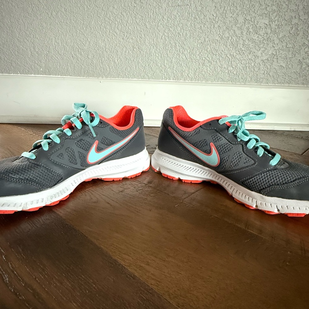 Nike Women’s Downshifter Charcoal and Coral Sneakers - Picture 3 of 9